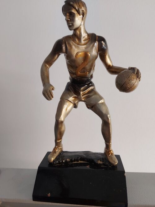 Trofeo Baloncesto Masc.  Ref.1084  Altura 23cm  Existencias (1)*****