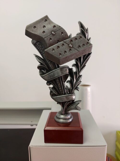 Trofeo de Dominó  Ref.890798  Altura 23cm  Existencias (2)*****